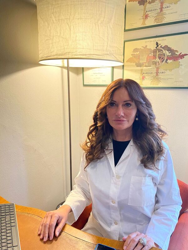 Barbara Funaro psicoterapeuta a milano seduta nel suo studio